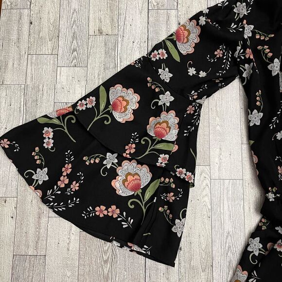 Kaari Blue Floral Shorts Romper Size 2 - Picture 4 of 7